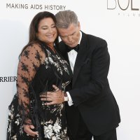 Pierce Brosnan i Keely Shaye Smith