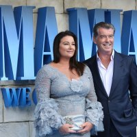 Pierce Brosnan i Keely Shaye Smith