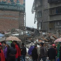 Građani u nevjerici gledaju učinke potresa iz 2008. godine