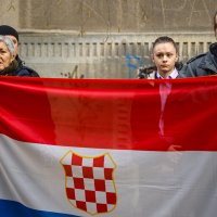 Autohtona – Hrvatska stranka prava prosvjedovali su ispred stana Anke Mrak Taritaš