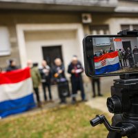 Autohtona – Hrvatska stranka prava prosvjedovali su ispred stana Anke Mrak Taritaš