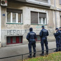 Autohtona – Hrvatska stranka prava prosvjedovali su ispred stana Anke Mrak Taritaš