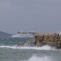 Brodovi Jadrolinije na uzburkanom moru probijaju se prema Splitu i otocima