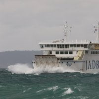 Brodovi Jadrolinije na uzburkanom moru probijaju se prema Splitu i otocima