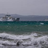 Brodovi Jadrolinije na uzburkanom moru probijaju se prema Splitu i otocima