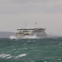 Brodovi Jadrolinije na uzburkanom moru probijaju se prema Splitu i otocima