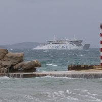 Brodovi Jadrolinije na uzburkanom moru probijaju se prema Splitu i otocima
