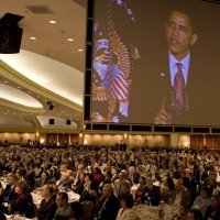 Bivši američki predsjednik Barack Obama drži govor tijekom molitvenog doručka u veljači 2009. godine