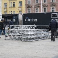 Postavljanje bine na glavnom Trgu gdje će biti organiziran doček rukometaša