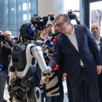 Aleksandar Vučić s kineskim robotima