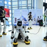 Aleksandar Vučić s kineskim robotima