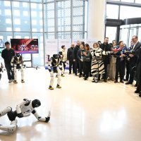 Aleksandar Vučić s kineskim robotima