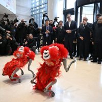 Aleksandar Vučić s kineskim robotima