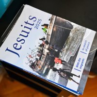 Dok čekaju, korisnici mogu prolistati publikaciju ili popiti kavu