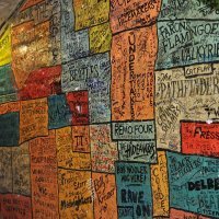 Potpisi posjetitelja na jednom od zidova kluba