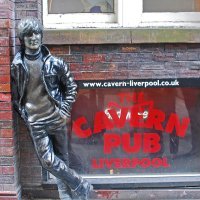 Skulptura Johna Lennona preko puta ulaza u klub