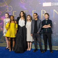 Shiloh Jolie, Zahara Angelina Jolie, Vivienne, Maddox i  Knox Jolie (1)