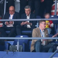 Andrej Plenković sa sinovima Ivanom i Marijom na utakmici