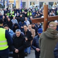 Molitelji i prosvjednici na glavnom trgu u Zagrebu