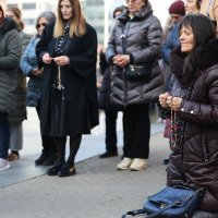 Molitelji i prosvjednici na glavnom trgu u Zagrebu