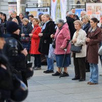Molitelji i prosvjednici na glavnom trgu u Zagrebu
