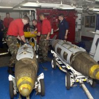 JDAM sustavi na američkom nosaču aviona USS Constellation