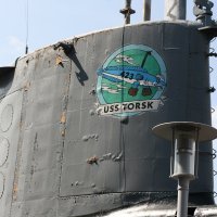 Maskota USS Torska na zapovjednom brodu podmornice