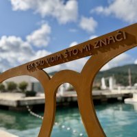 Umjetnička instalacija u obliku naočala kao hommage Oliveru Dragojeviću (1)