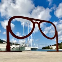 Umjetnička instalacija u obliku naočala kao hommage Oliveru Dragojeviću (1)