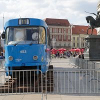 Na Trgu postavljen tramvaj koji će se pretvoriti u svjetleću vremensku kapsulu