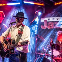 Vlado Kreslin i Mali bogovi