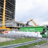 Dizalica uklanja natpis "Vjesnik"