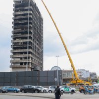 Dizalica uklanja natpis "Vjesnik"