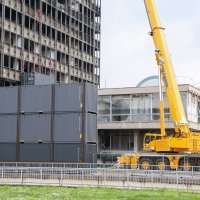 Dizalica uklanja natpis "Vjesnik"