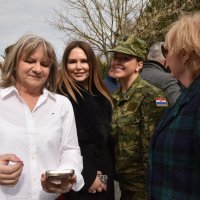 Thompson i supruga Sandra na prisegi kćeri u Požegi