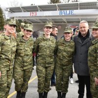 Thompson i supruga Sandra na prisegi kćeri u Požegi