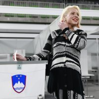 Urška Klakočar Zupančič glasa