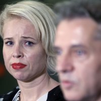 Urška Klakočar Zupančič na tiskovnoj konferenciji s Robertom Golobom