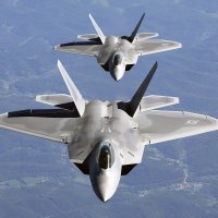 Dva F-22 lete u bliskoj formaciji