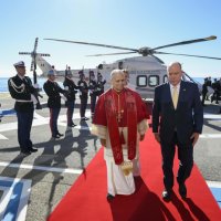 Princ Albert i princeza Charlene s Papom Lavom