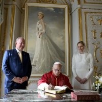 Princ Albert i princeza Charlene s Papom Lavom