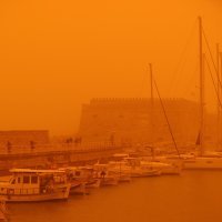 Crveno nebo na Kreti