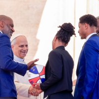 Papa Lav XIV. i Harlem Globetrotters