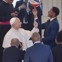 Papa Lav XIV. i Harlem Globetrotters