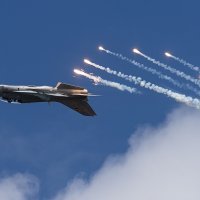 Kineski FTC-2000 ispušta mamce protiv suparničkih raketa