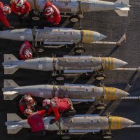 Dočasnici za naoružanje s karakteristično obojenim jaknama u crveno montiraju naoružanje na borbene avione koji djeluju nad Iranom