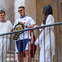 Tom Aspinall na Peristilu