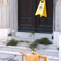 Vandalizirana ulazna vrata i dvorište pravoslavne crkve