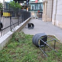 Vandalizirana ulazna vrata i dvorište pravoslavne crkve