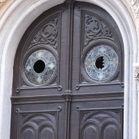 Vandalizirana ulazna vrata i dvorište pravoslavne crkve